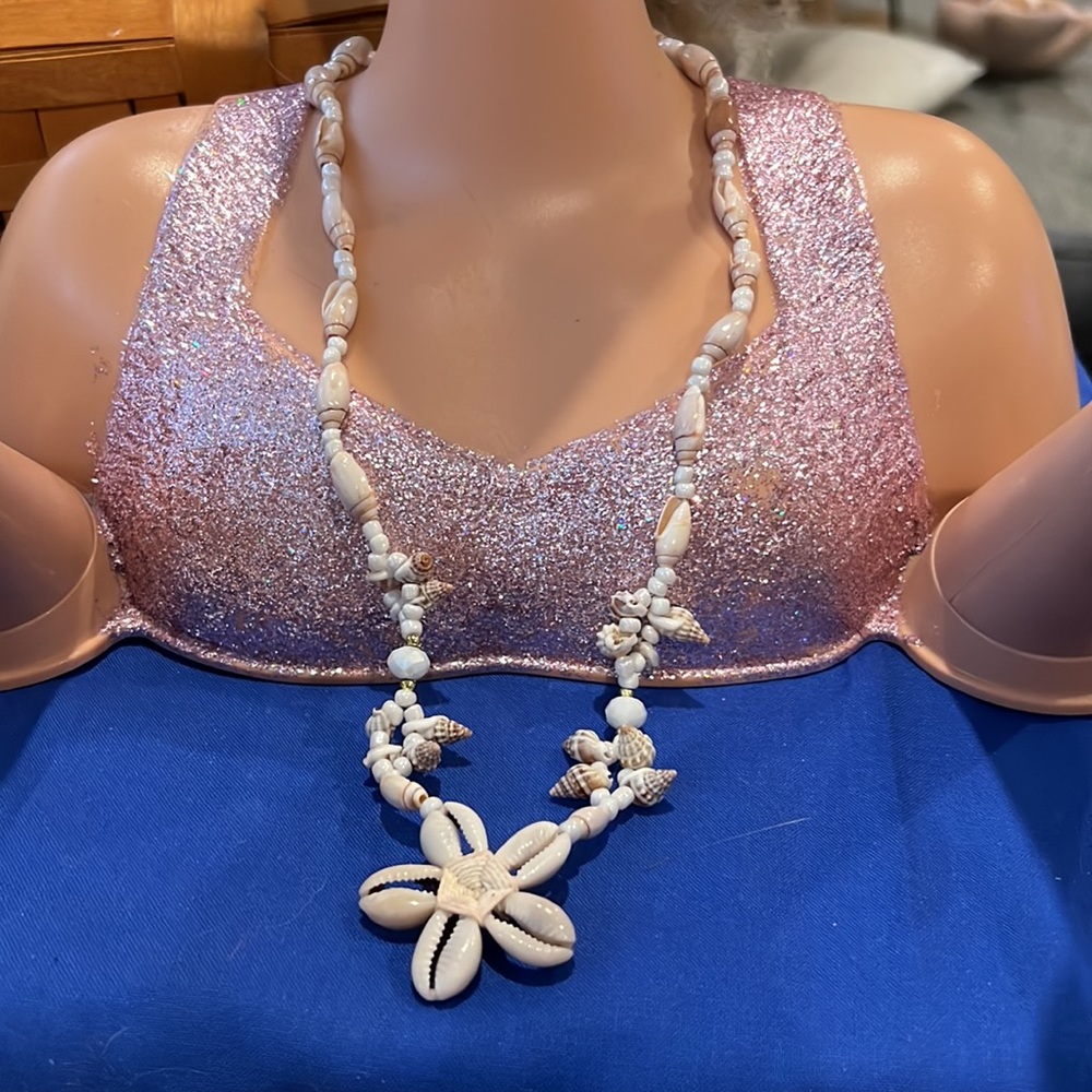 Shell Necklace - Picture 2 of 3